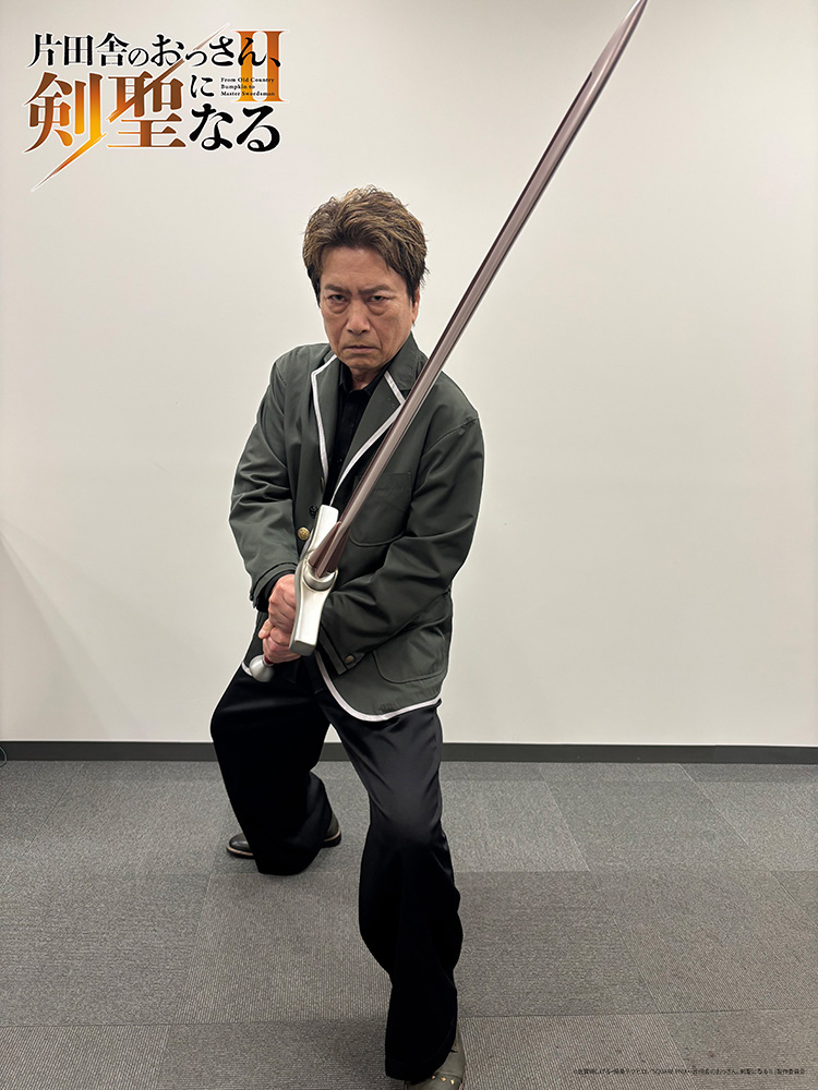 Réplica da espada Zeno Grable Longsword apoiada sobre um suporte de madeira.